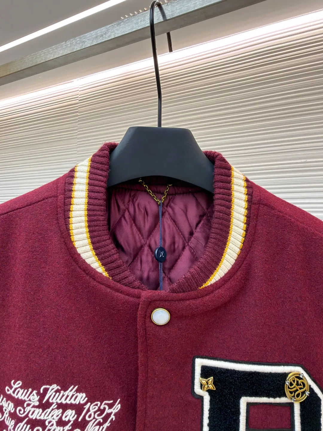 LOUIS VUITTON Nigo joint leather Australian wool burgundy baseball jersey ●Original version: purchased and developed for 64000 ●Item number: 1681641-G45 ●Fabric: all wool fabric ●Technology: cross-cut embossed production ●Color: burgundy ●Version: fitted version ●Weight: about 1555 grams ●Size: 50-52-54-56 ●Description: Original counter 6.4w purchased Nigo's second season hot item The national limited edition is also made of all-wool fabrics custom-dyed. Cross-grain genuine cowhide is custom-made. Badge pattern embroidery is being patterned. Many decorative hardware are secretly developed. Exclusive to the entire network, exclusive custom-woven and dyed 900G Australian pure wool fabric. Genuine cowhide horizontal-grain splicing sleeves. Matching wool contrast ribs. Custom patch badge embroidery. Nigo's exclusive hardware accessories are molded and customized. The inner lining is composite quilted cotton and sewn. Heavy-duty items are exclusively manufactured. The overall wiring is straight and delicate, the fabric is comfortable and soft, and the color is consistent without color difference. It can be matched with the same style to create a fashionable look and control various occasions. Customized accessories, complete with three standards, same style for men and women!